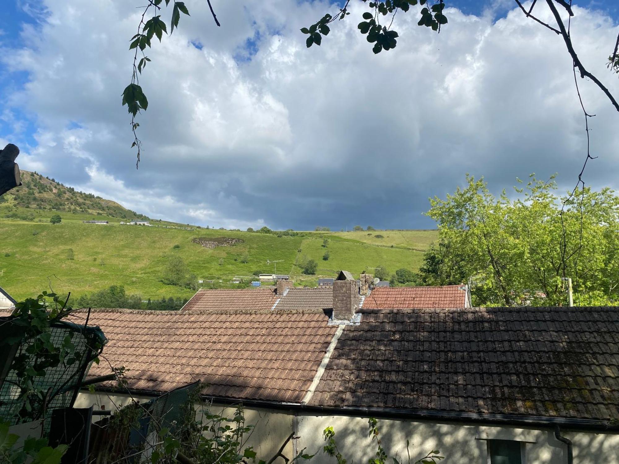 Mountain View Two Bedroom Llwynypia エクステリア 写真